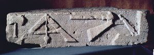 Relief forestillende en stenhuggerinstrumenter, 2.-3. århundrede